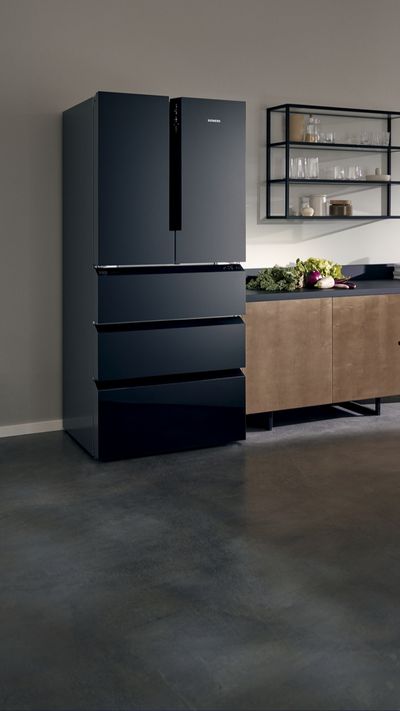 Elegante cocina equipada con electrodomésticos Siemens y un frigorífico multipuerta de libre instalación