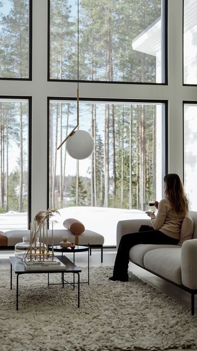 Stilrent kaffehjørne med smuk udsigt. Espressokop på bord foran en daybed.