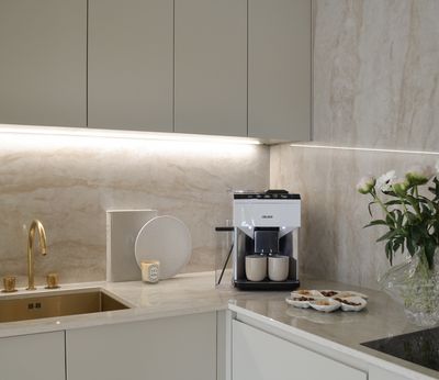 Nærbillede af Siemens espressomaskine i Tonjes køkken.