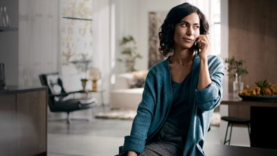 Mujer llamando al servicio al cliente de Siemens con un smartphone en oficina en casa